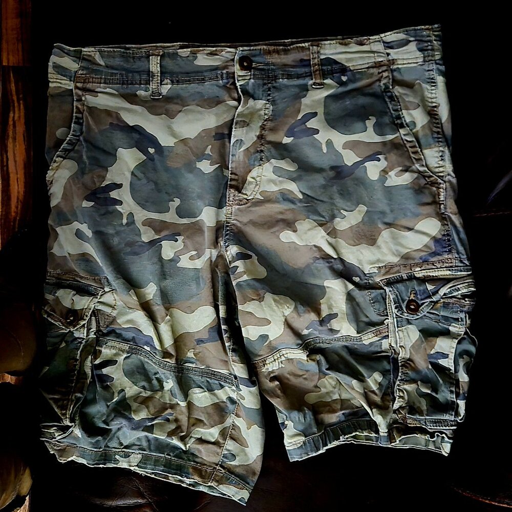 CARGO SHORTS - USED GOOD CONDITION - AMERICAN EAGLE